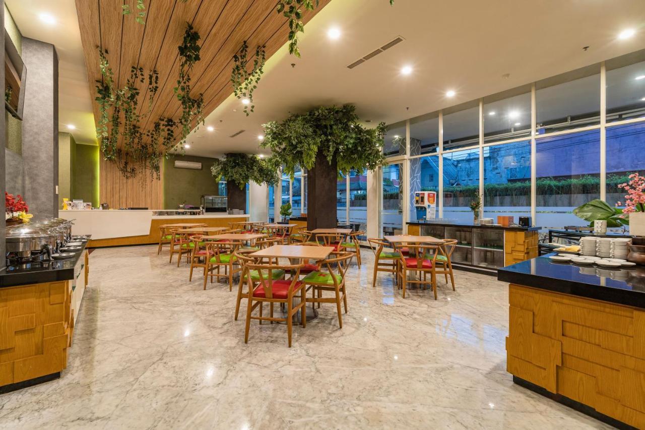 Ascent Hotel & Cafe Malang Zewnętrze zdjęcie